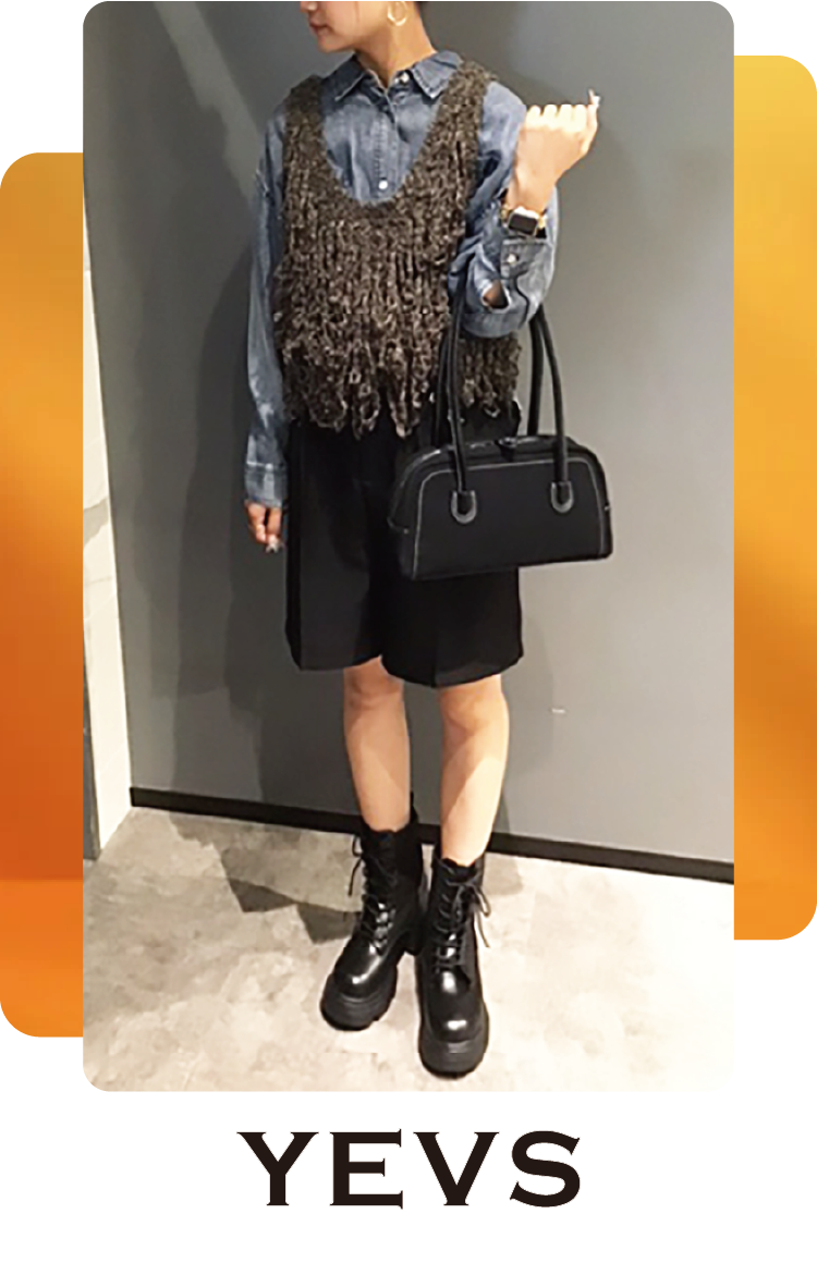 イーブス：定番のデニムシャツにフリンジニットビスチェでトレンド感UP♪