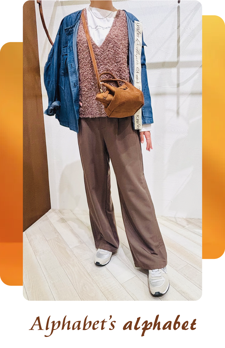 アルファベッツ・アルファベット：ベスト×ロゴTでのレイヤードスタイルでこなれまんを演出。