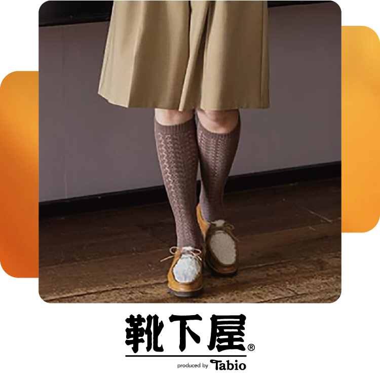 靴下屋：透かし編みレースハイソックス